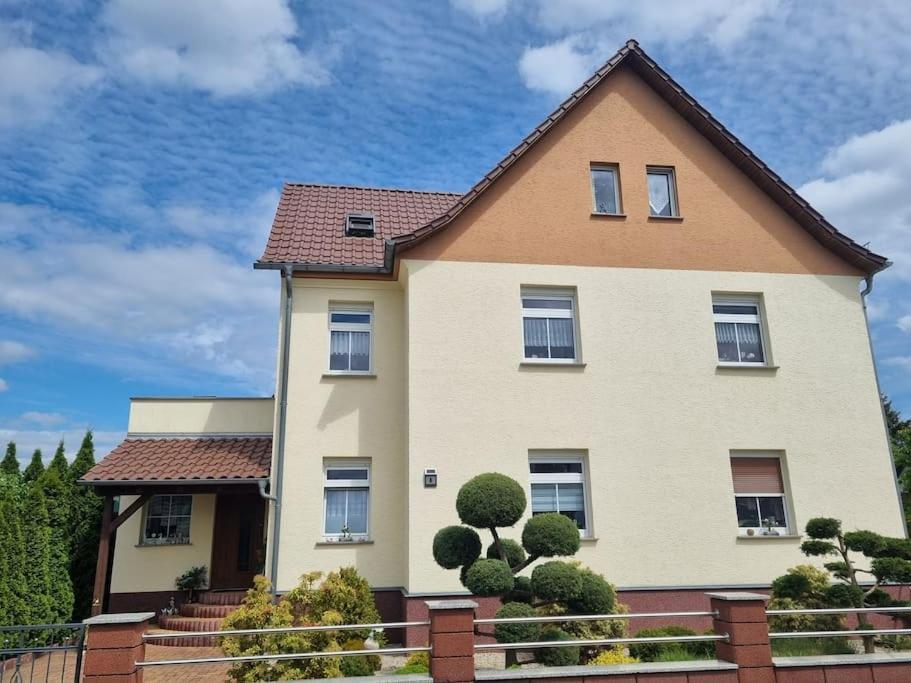Ferienwohnung *Zur Weinbergstrasse* Lauta Exterior photo